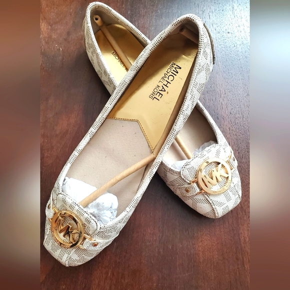 Fulton Moccasins Flats in Vanilla with Gold Logo size 9.5 Michael Kors Signature - Picture 1 of 4